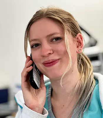 Verena-am-Telefon-freundlich